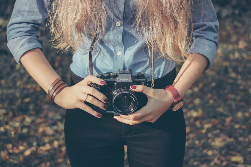 photographe-LES MAYONS-min_hand-person-girl-woman-camera-photography-614-pxhere.com